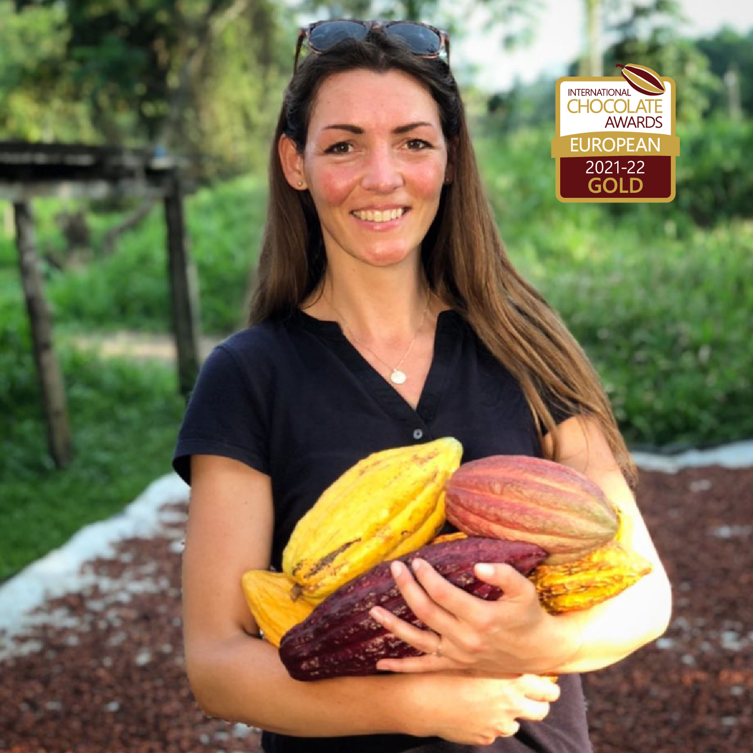 Featured image Vigdis holding cacao pods